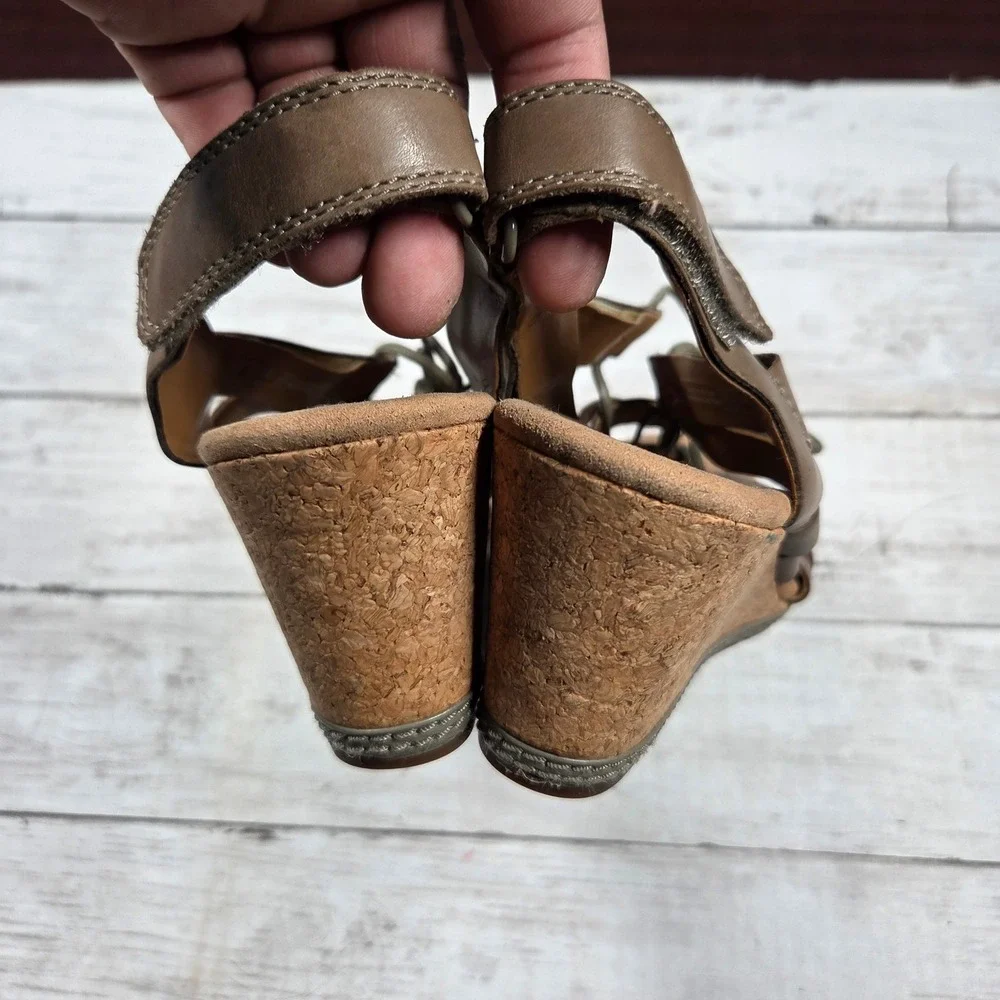 Clarks Collection Wedge Sandals Womens 8.5M Taupe Leather Strappy Cork‎ Heel